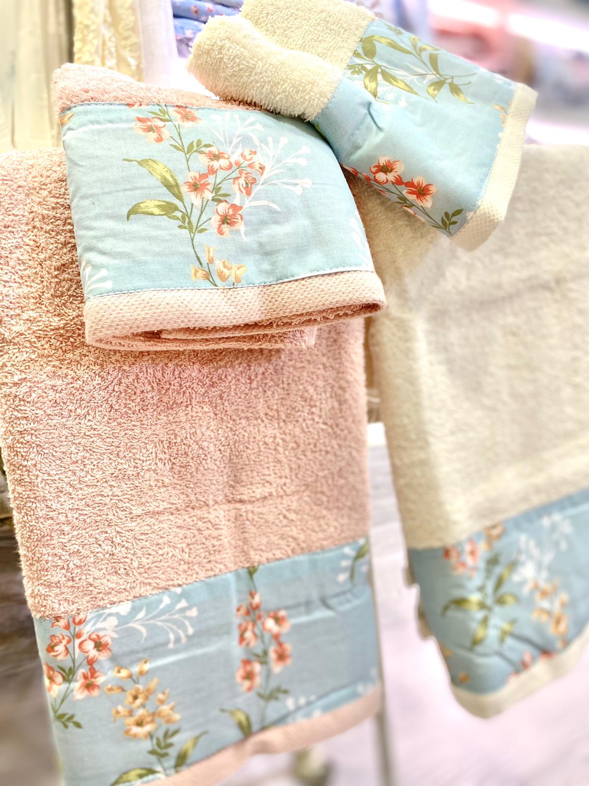 Set asciugamani con balza stampata