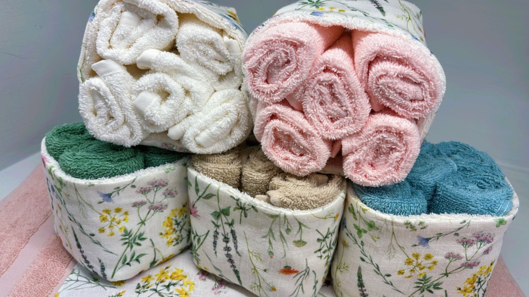 Set asciugamano / cestino lavette collezione FIORI DI CAMPO